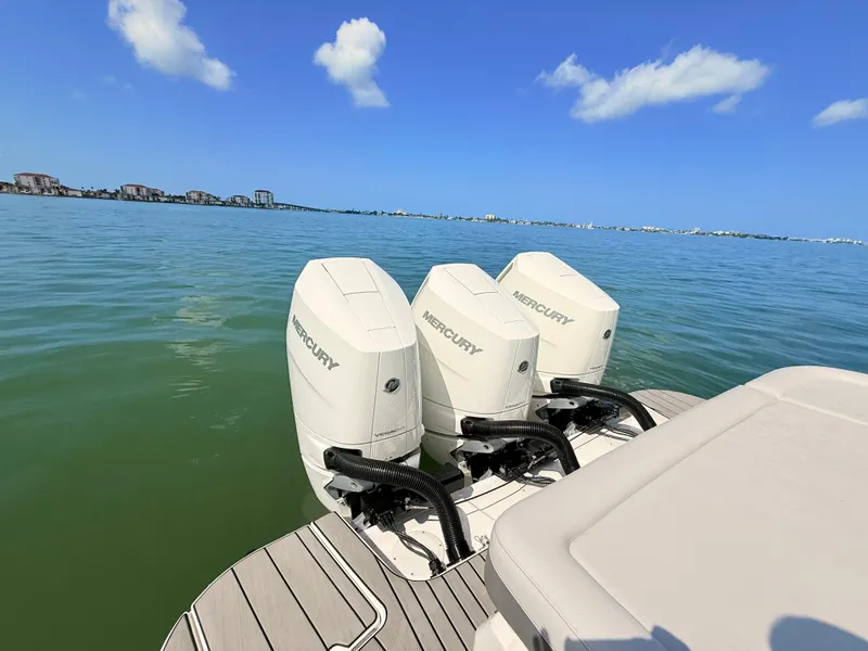 Slide: The Image of Sea Ray SLX 360 Outboard 2027 - 18