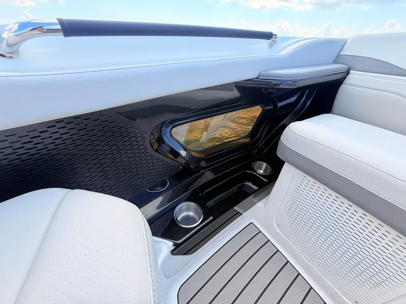 Slide: The Image of Sea Ray SLX 360 Outboard 2027 - 77