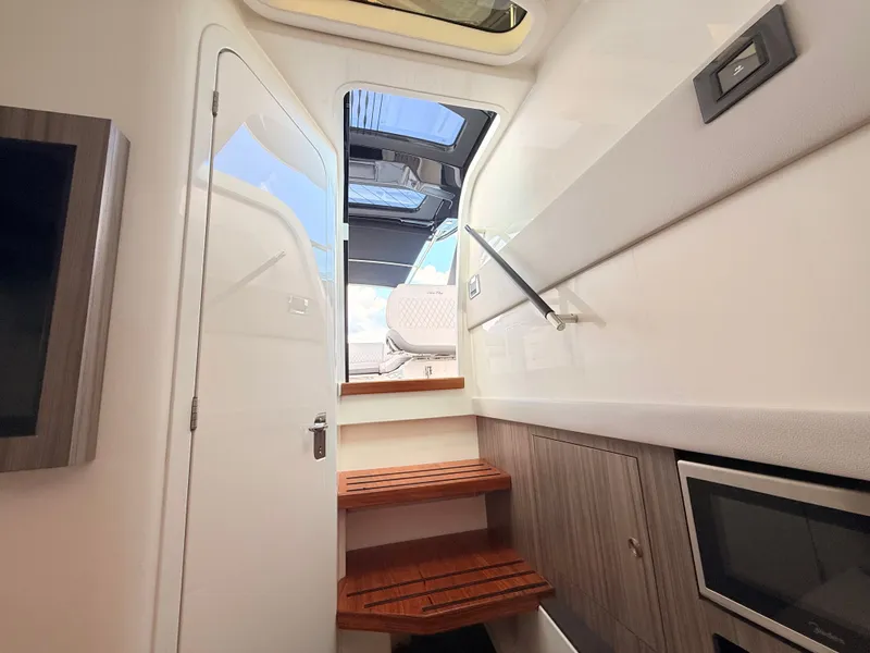Slide: The Image of Sea Ray SLX 360 Outboard 2027 - 67