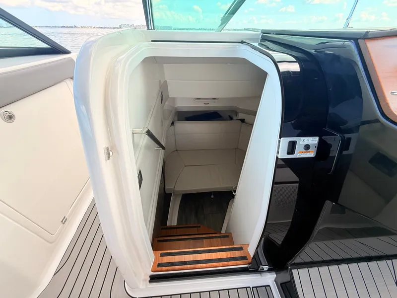 Slide: The Image of Sea Ray SLX 360 Outboard 2027 - 62