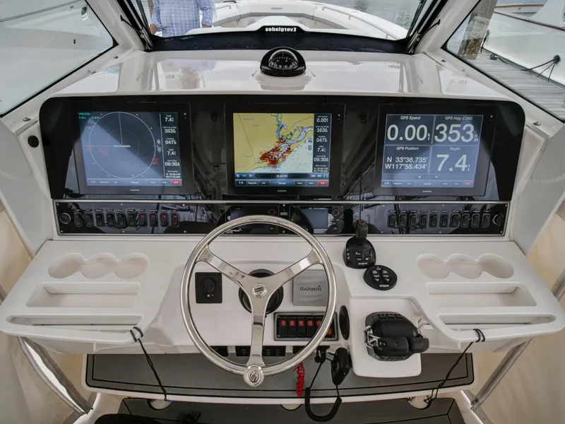 Slide: The Image of Helm of Everglades 435 Center Console boat, 2015 model. - 10