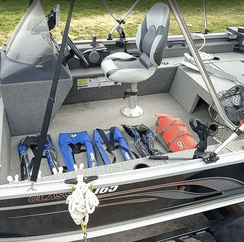 Slide: The Image of Alumacraft Classic 165 2019 - 19