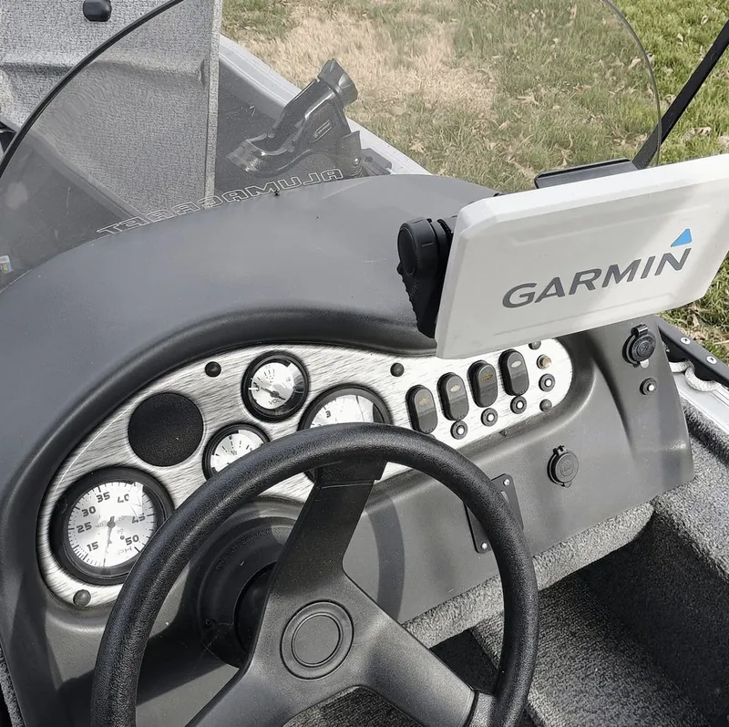 Slide: The Image of Alumacraft Classic 165 2019 - 8