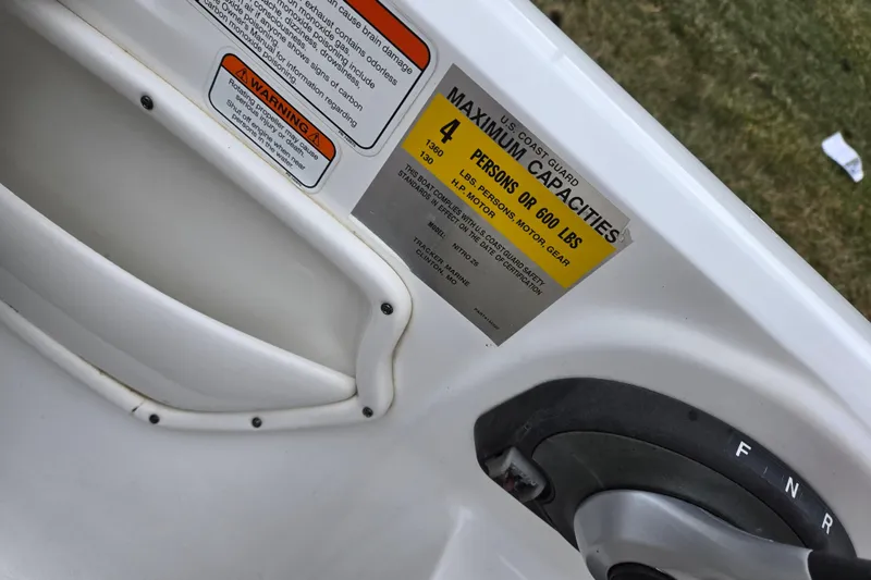 Slide: The Image of 2008 Nitro Z-6 boat capacity label, showing maximum capacity of 4 persons or 600 lbs. - 13