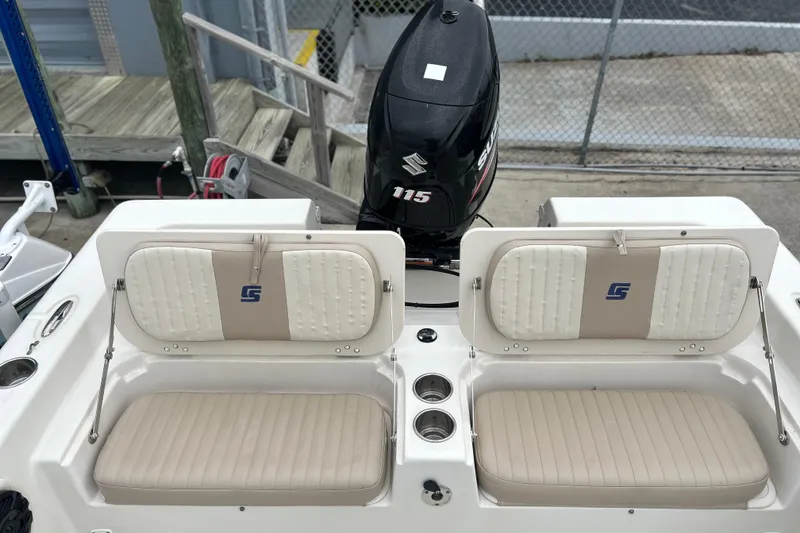 Slide: The Image of 2013 Carolina Skiff 19 Ultra Elite boat seats and Suzuki 115 outboard motor. - 15