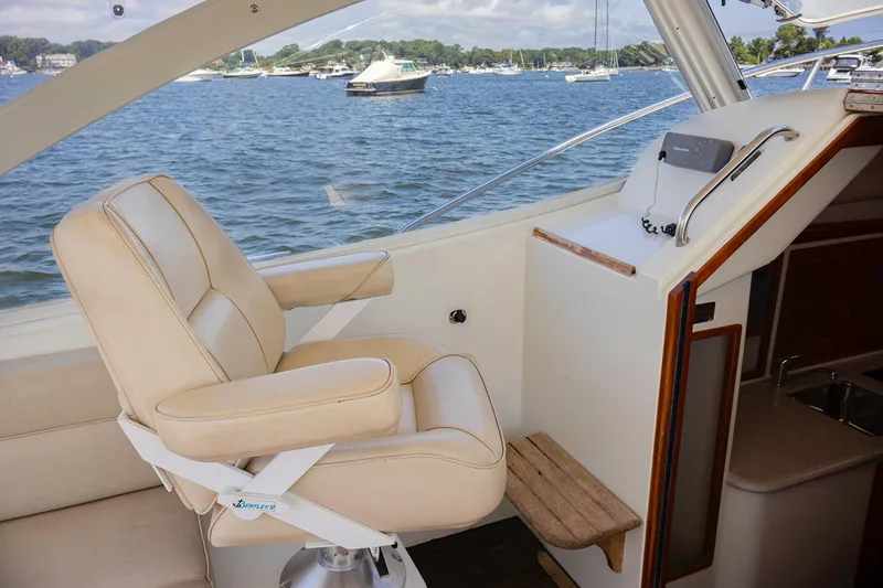 Slide: The Image of Captain's chair on a 2007 MJM 29z boat with scenic water view. - 16