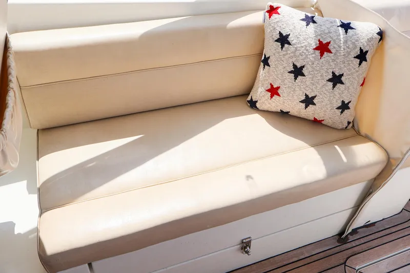Slide: The Image of Beige seating on 2007 MJM 29z boat with star-patterned cushion. - 19