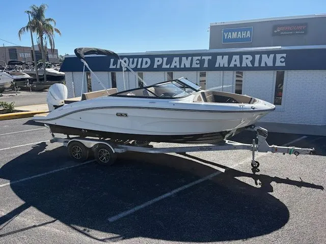 The Image of Sea Ray SPX 210 Outboard 2026 - 1