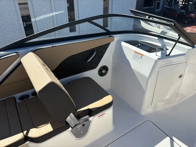 Slide: The Image of Sea Ray SPX 210 Outboard 2026 - 12