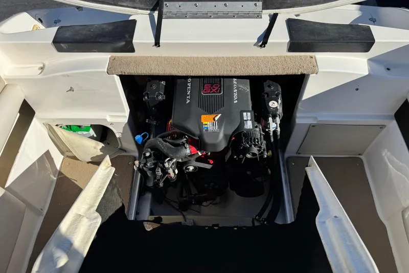 Slide: The Image of 2005 Chaparral 210 SSi boat engine compartment with Volvo Penta 5.0 GXI engine. - 23