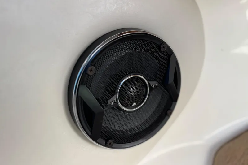 Slide: The Image of Speaker on 2005 Chaparral 210 SSi boat, featuring JBL GTO design. - 29