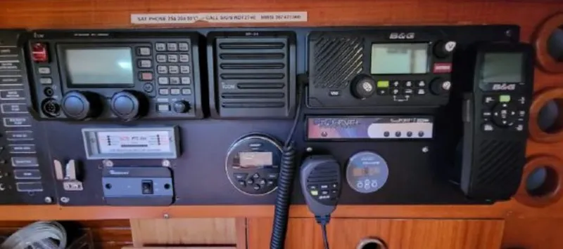 Slide: The Image of Navigation system in Beneteau First 42, year 1985. - 26