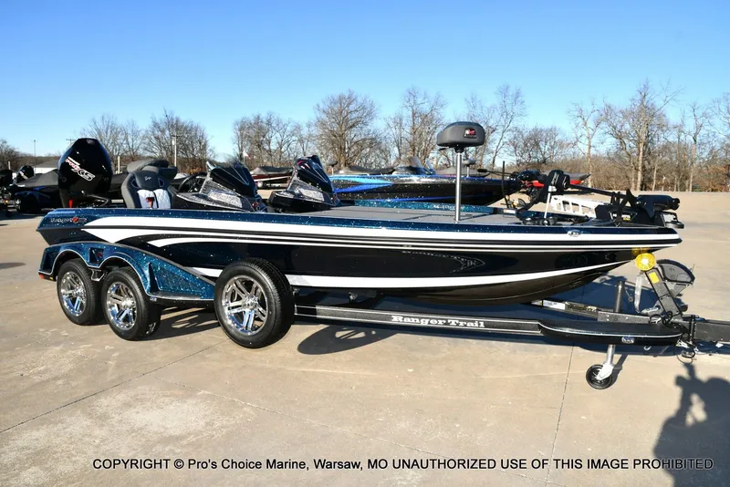 The Image of Ranger Z521R Dual Console w/Traction Mats 2026 - 1