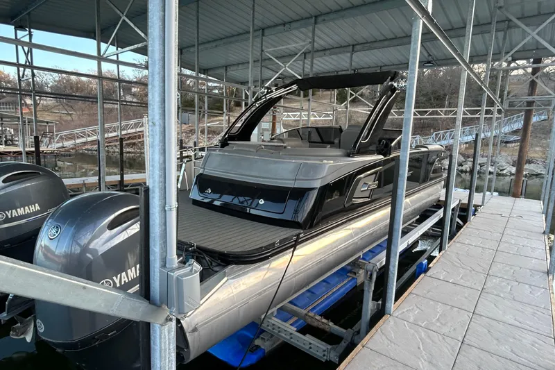 Slide: The Image of 2020 Avalon 2785 Excaliber pontoon boat docked with Yamaha engines. - 5