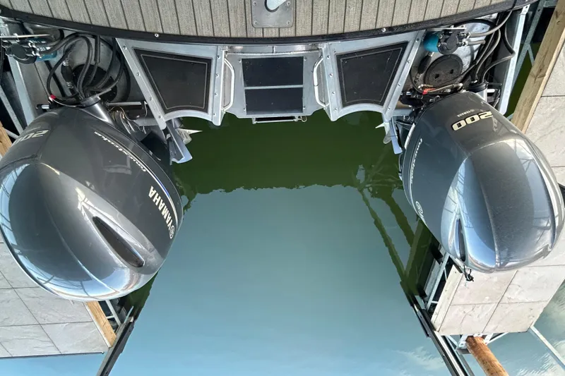 Slide: The Image of 2020 Avalon 2785 Excaliber with dual Yamaha 200 engines on a dock. - 7