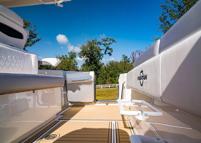 Slide: The Image of Fountain 38 Center Console 2019 - 13