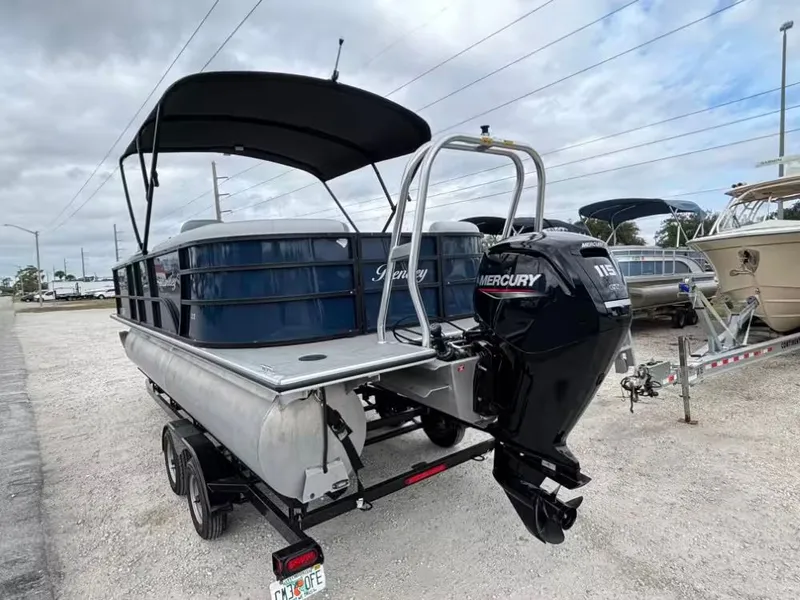 Slide: The Image of Bentley Pontoons 220 navigator 2023 - 4