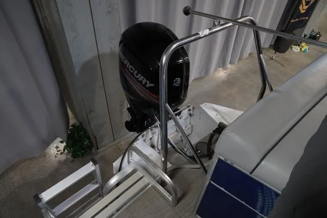 Slide: The Image of Lowe Ss 210 2017 - 18