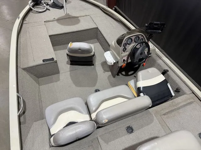 Slide: The Image of Tracker V18 Tournament W/Mercury Tracker 125 2000 - 10