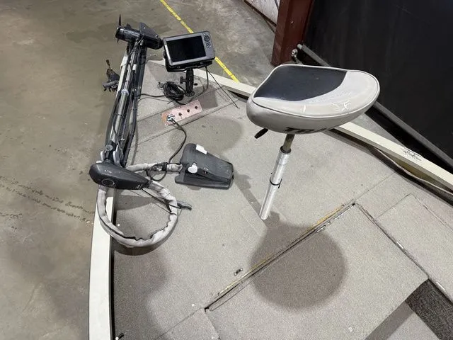 Slide: The Image of Tracker V18 Tournament W/Mercury Tracker 125 2000 - 7