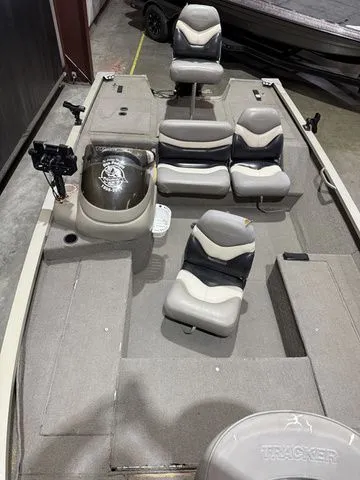 Slide: The Image of Tracker V18 Tournament W/Mercury Tracker 125 2000 - 8