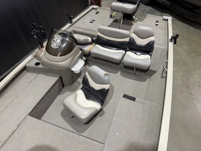 Slide: The Image of Tracker V18 Tournament W/Mercury Tracker 125 2000 - 9