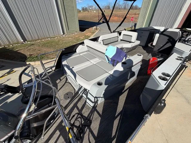 Slide: The Image of Godfrey Sweetwater 2486 DT - Yamaha 250 SHO 2026 - 4