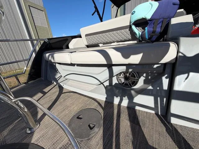 Slide: The Image of Godfrey Sweetwater 2486 DT - Yamaha 250 SHO 2026 - 5