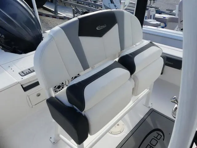 Slide: The Image of Robalo 246 Cayman 2023 - 10