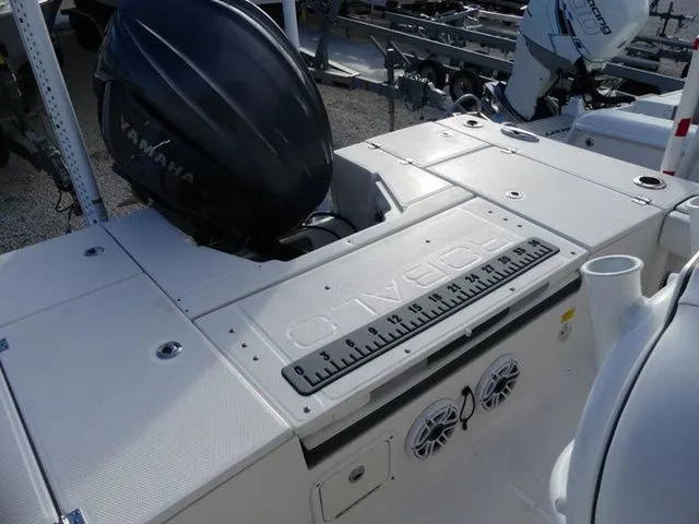 Slide: The Image of Robalo 246 Cayman 2023 - 11