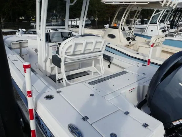 Slide: The Image of Robalo 246 Cayman 2023 - 6