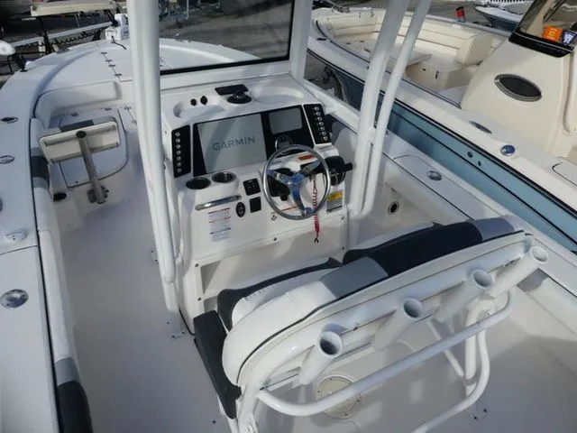 Slide: The Image of Robalo 246 Cayman 2023 - 7