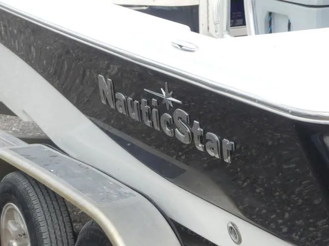 Slide: The Image of NauticStar 215 XTS 2019 - 6
