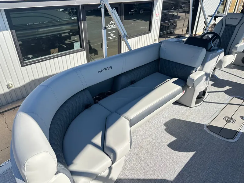 Slide: The Image of Harris Cruiser 230 2026 - 13