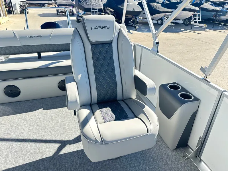 Slide: The Image of Harris Cruiser 230 2026 - 18