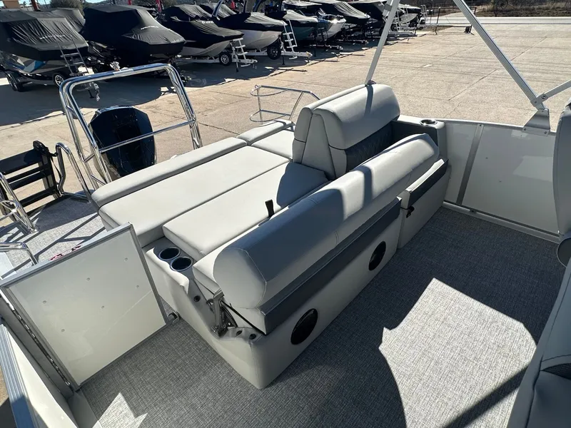 Slide: The Image of Harris Cruiser 230 2026 - 31