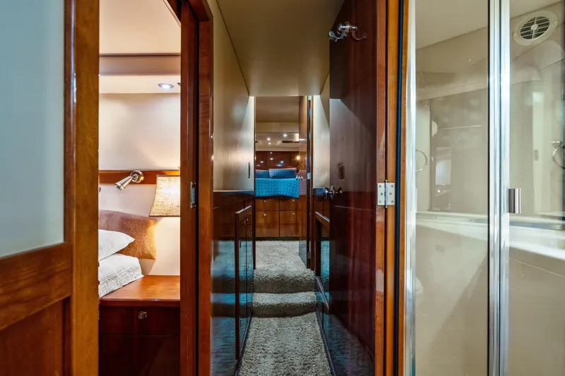 Slide: The Image of Meridian 490 Pilothouse 2007 - 23