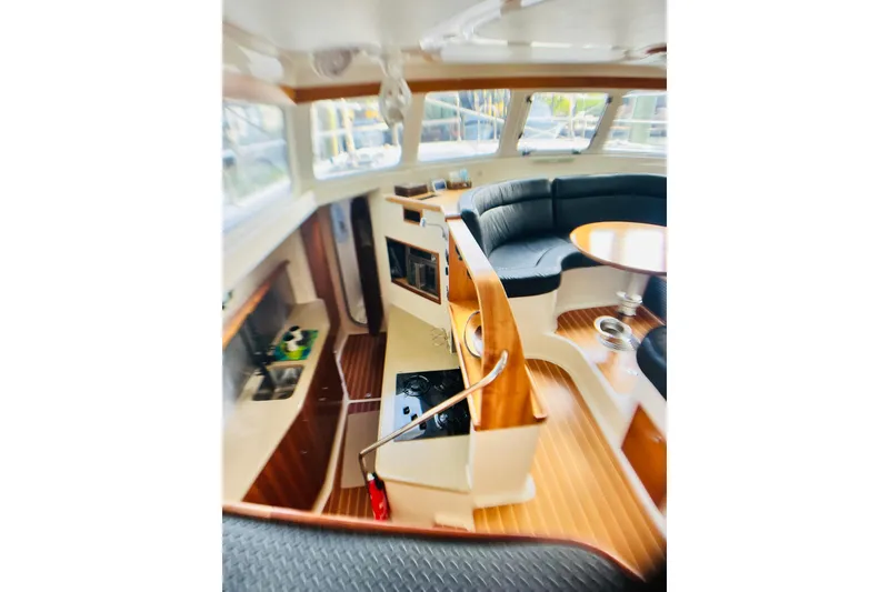 Slide: The Image of Interior of 2007 PDQ MV41 boat with seating and kitchen area. - 27