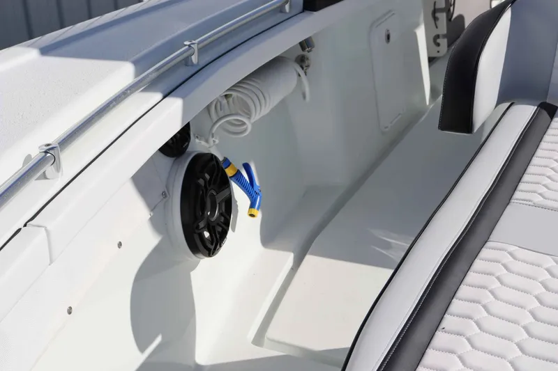 Slide: The Image of Yellowfin 29 Offshore 2021 - 15