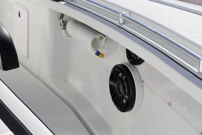 Slide: The Image of Yellowfin 29 Offshore 2021 - 16