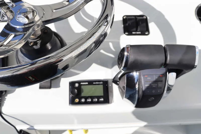 Slide: The Image of Yellowfin 29 Offshore 2021 - 28