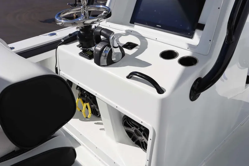 Slide: The Image of Yellowfin 29 Offshore 2021 - 8