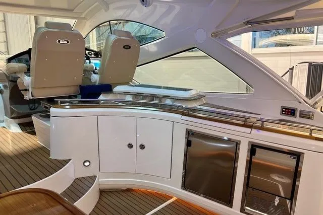 Slide: The Image of 2009 CRUISERS YACHT 520SC interior with sleek design and modern amenities. - 20