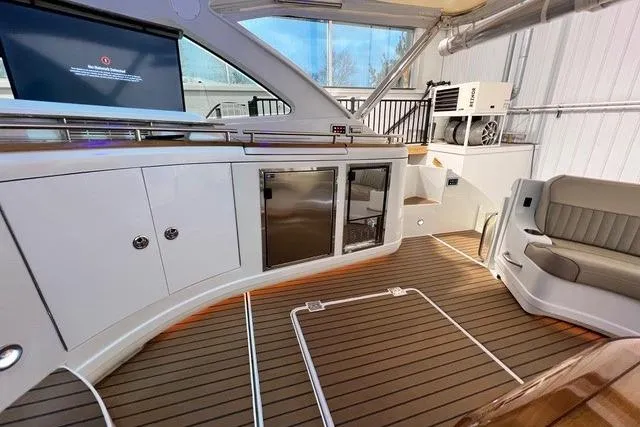 Slide: The Image of Luxurious 2009 CRUISERS YACHT 520SC interior with sleek design and modern amenities. - 21