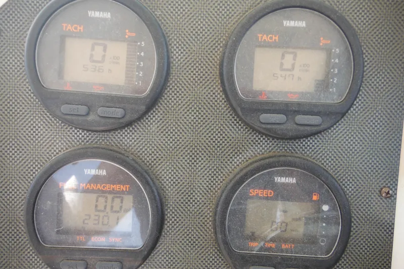 Slide: The Image of Yamaha gauges on 2005 Seaswirl Striper 2901 Walkaround O/B dashboard display tachometer and speed. - 34