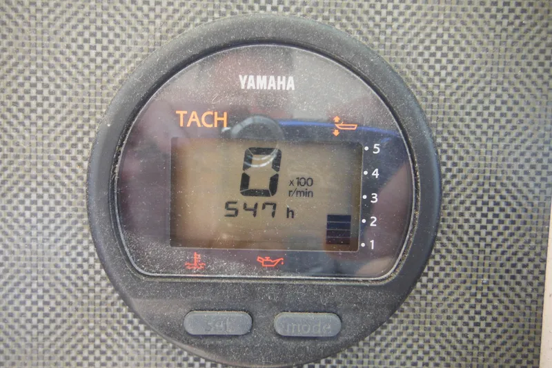 Slide: The Image of Yamaha tachometer displaying 547 hours on a 2005 Seaswirl Striper 2901 Walkaround O/B. - 36
