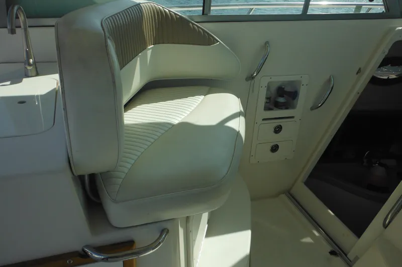 Slide: The Image of 2005 Seaswirl Striper 2901 Walkaround O/B interior seating and controls. - 60