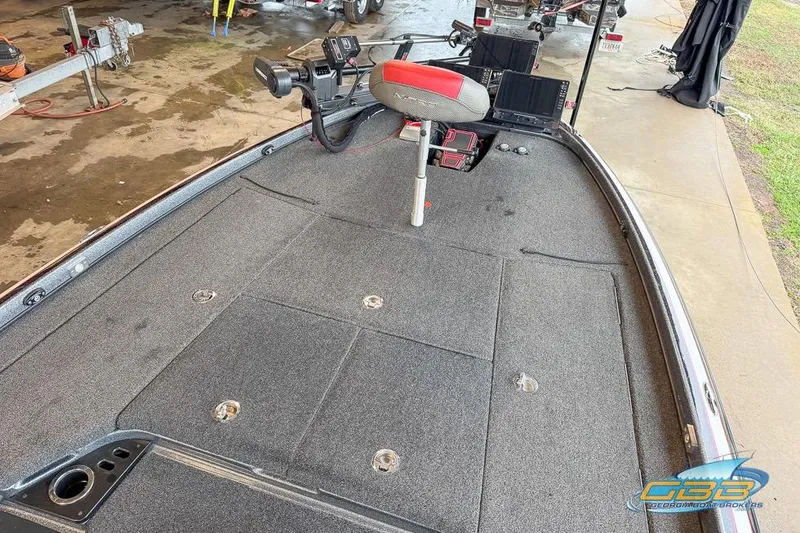 Slide: The Image of 2016 Nitro Z21 Pro boat interior with fishing seat and equipment. - 17