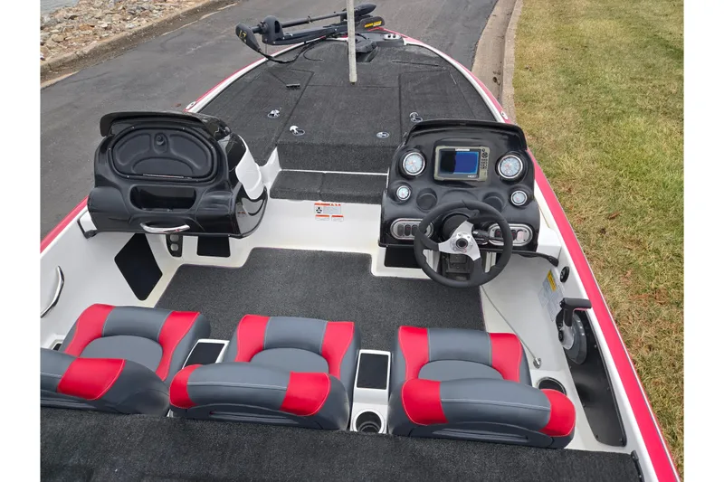 Slide: The Image of 2015 Nitro Z-7 boat interior with steering console and red-gray seating. - 10
