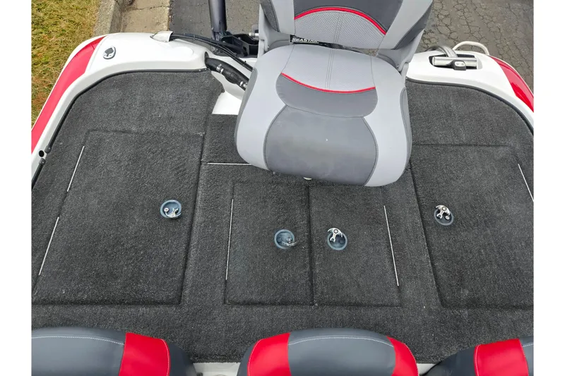 Slide: The Image of 2015 Nitro Z-7 boat deck with gray carpet and swivel seat. - 21